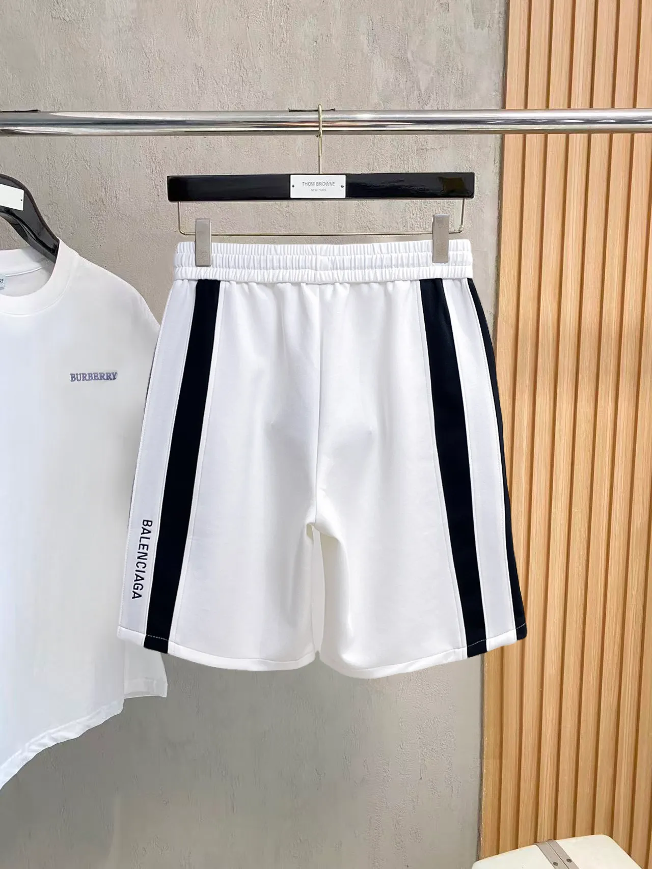 Balenciaga's three-standard complete 2026 summer New Arrival men's casual shorts, advanced custom-made Breathable fabric, Breathable fabric, extremely stretchy and comfortable, impeccable details, top-grade accessories, original logo design concept, delicate and soft feel! The upper body fit is awesome! Size: M-XXXL Please state your height and weight when ordering